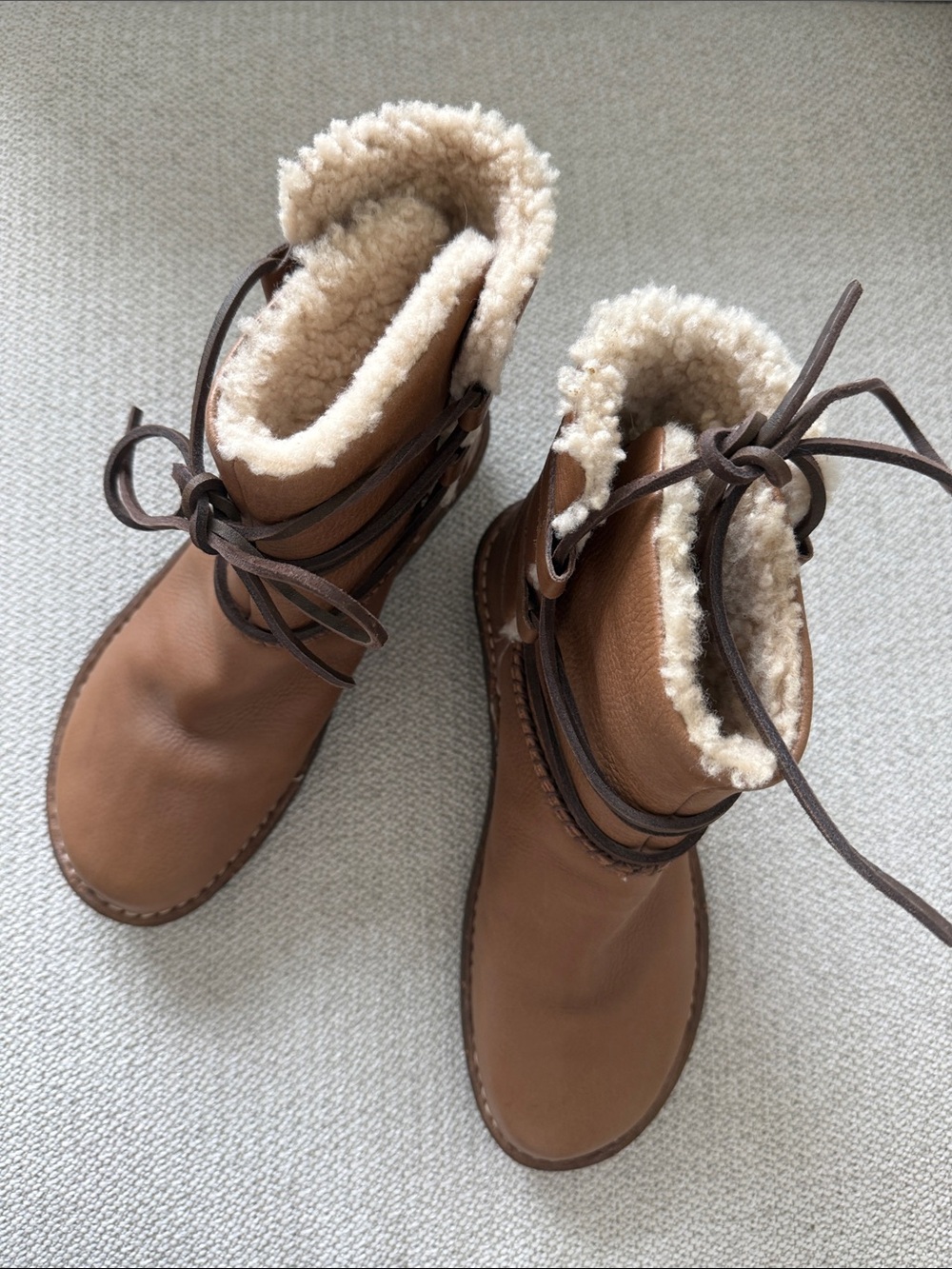 UGG Caspia 1932 Tan Leather Shearling Lined Ankle Boots. Women’s size 9
